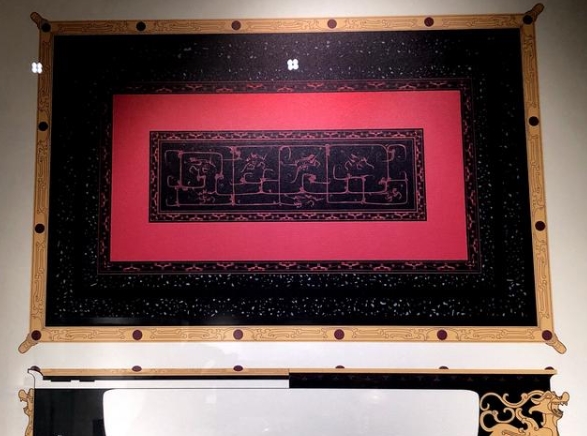盱眙大云山西漢江都王陵发現的嵌寶石漆案還原圖